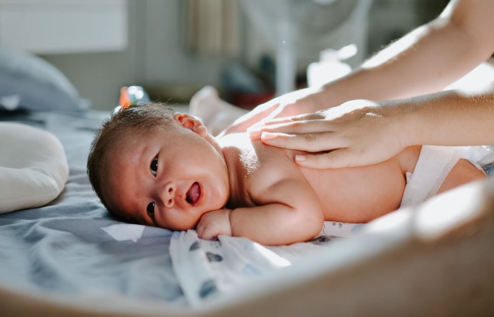 아기 똥 기저귀 갈아주는 꿈